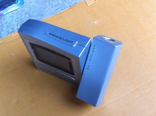 ชุดแสดงเวลา อุณหภูมิ และสามารถตั้งปลุกได้ แสดงผลฉายออกมาขึ้นที่ผนังหรือบนเพดามองเห็นชันเจน