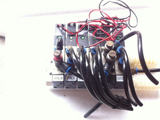 วาล์ว 5/2 ยี่ห้อ KURODA ควบคุมทิศทางการไหลด้วยไฟฟ้าDC 24 Vแบบเป็นชุดในราง10ตัว