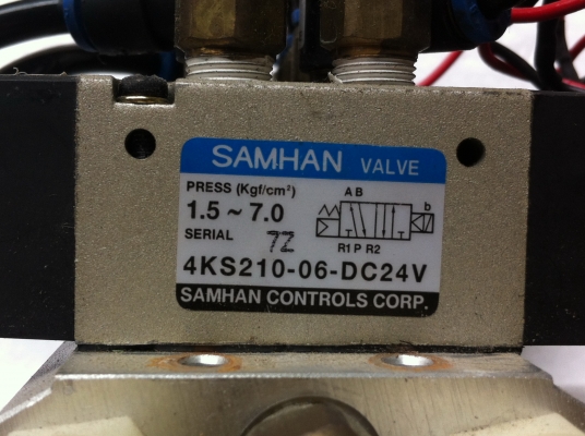 วาล์ว 5/2 ยี่ห้อ KURODA ควบคุมทิศทางการไหลด้วยไฟฟ้าDC 24 Vแบบเป็นชุดในราง10ตัว