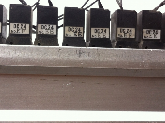 วาล์ว 5/2 ยี่ห้อ KURODA ควบคุมทิศทางการไหลด้วยไฟฟ้าDC 24 Vแบบเป็นชุดในราง10ตัว