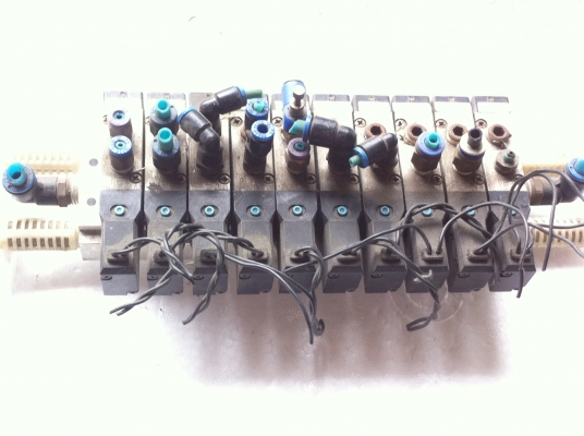 วาล์ว 5/2 ยี่ห้อ KURODA ควบคุมทิศทางการไหลด้วยไฟฟ้าDC 24 Vแบบเป็นชุดในราง10ตัว