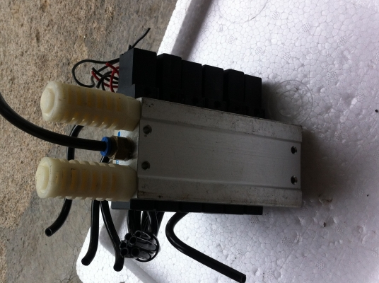 วาล์ว 5/2 ยี่ห้อ KURODA ควบคุมทิศทางการไหลด้วยไฟฟ้าDC 24 Vแบบเป็นชุดในราง10ตัว