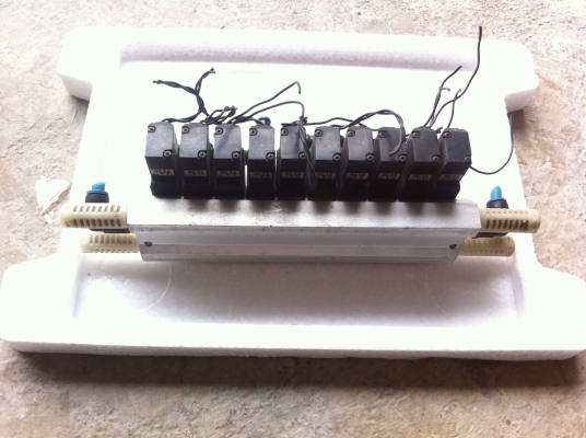 วาล์ว 5/2 ยี่ห้อ KURODA ควบคุมทิศทางการไหลด้วยไฟฟ้าDC 24 Vแบบเป็นชุดในราง10ตัว