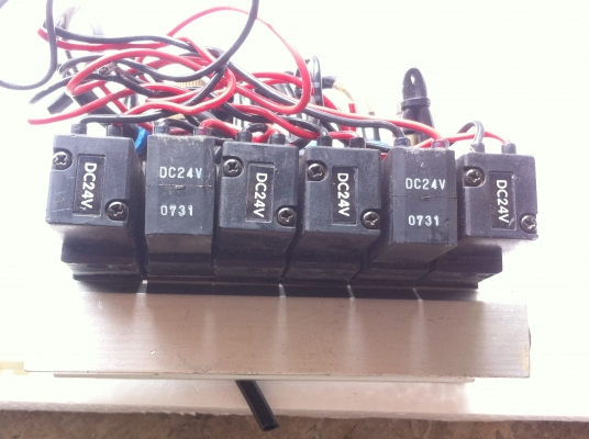 วาล์ว 5/2 ยี่ห้อ KURODA ควบคุมทิศทางการไหลด้วยไฟฟ้าDC 24 Vแบบเป็นชุดในราง10ตัว