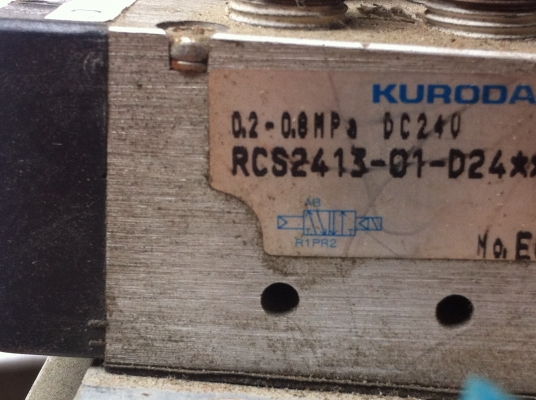 วาล์ว 5/2 ยี่ห้อ KURODA ควบคุมทิศทางการไหลด้วยไฟฟ้าDC 24 Vแบบเป็นชุดในราง10ตัว