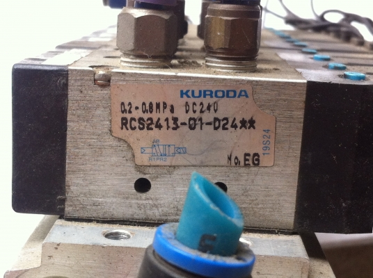 วาล์ว 5/2 ยี่ห้อ KURODA ควบคุมทิศทางการไหลด้วยไฟฟ้าDC 24 Vแบบเป็นชุดในราง10ตัว