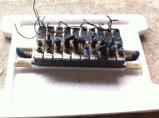 วาล์ว 5/2 ยี่ห้อ KURODA ควบคุมทิศทางการไหลด้วยไฟฟ้าDC 24 Vแบบเป็นชุดในราง10ตัว