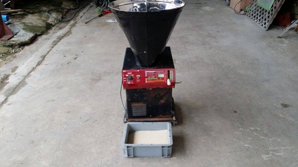 เครื่องสีข้าวขาวเก่าญี่ปุ่น ISEKI สภาพดีพร้อมใช้งาน พร้อมหม้อแปลงไฟ สามารถใช้งานเสียบไฟบ้านได้เลย เครื่องสีข้าวขาวเก่าญี่ปุ่น ISEKI สภาพดีพร้อมใช้งาน พร้อมหม้อแปลงไฟ สามารถใช้งานเสียบไฟบ้านได้เลย