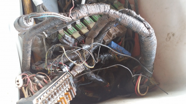 ขายด่วน กล่อง+ จอ+ สายไฟในเก๋ง HITACHI EX200-3