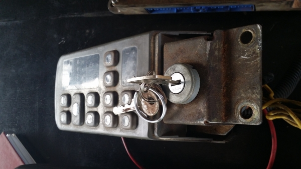 ขายด่วน กล่อง+ จอ+ สายไฟในเก๋ง HITACHI EX200-3