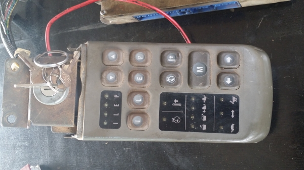 ขายด่วน กล่อง+ จอ+ สายไฟในเก๋ง HITACHI EX200-3