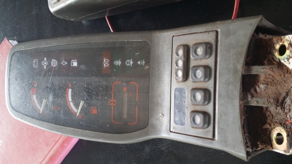 ขายด่วน กล่อง+ จอ+ สายไฟในเก๋ง HITACHI EX200-3