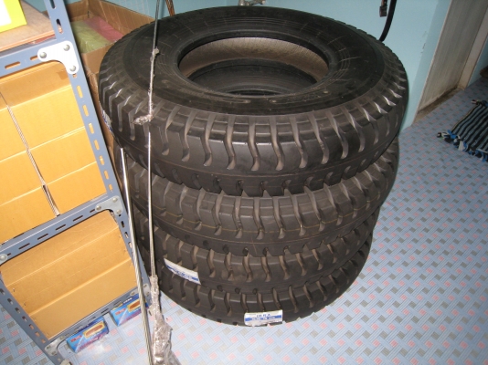ยางใหม่ บริจสโตน ดอกบั้ง 10.00-20 , 9.00-20 ครบชุด ราคาถูกครับ มารับเองที่สิงห์บุรีครับ