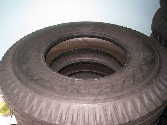 ยางใหม่ บริจสโตน ดอกบั้ง 10.00-20 , 9.00-20 ครบชุด ราคาถูกครับ มารับเองที่สิงห์บุรีครับ