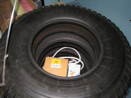 ยางใหม่ บริจสโตน ดอกบั้ง 10.00-20 , 9.00-20 ครบชุด ราคาถูกครับ มารับเองที่สิงห์บุรีครับ