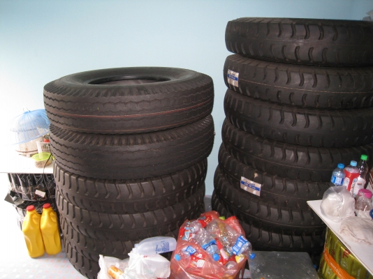 ยางใหม่ บริจสโตน ดอกบั้ง 10.00-20 , 9.00-20 ครบชุด ราคาถูกครับ มารับเองที่สิงห์บุรีครับ