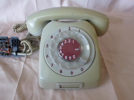 โทรศัพท์หมุนเก่าครับ