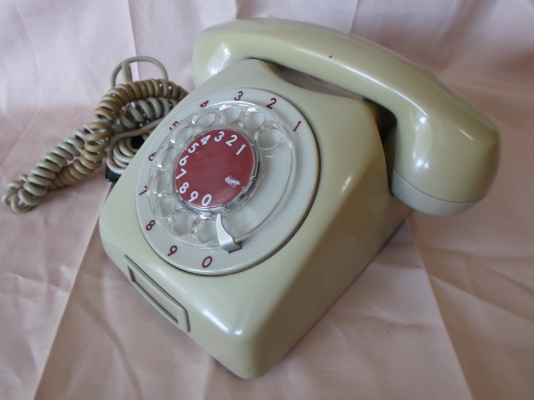 โทรศัพท์หมุนเก่าครับ