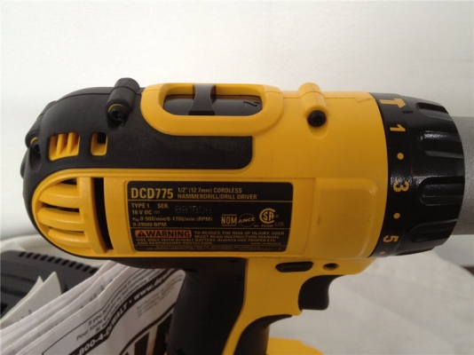 ชุดสว่านกระแทกไร้สาย DeWALT DCD775 พร้อมแบ็ตและแท่นชาร์จ 18V