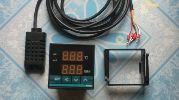 เครื่องควบคุมอุณหภูมิ-ความชื้นอัตโนมัติ พร้อมสายเซ็นเซอร์ยาว 2 ม.
