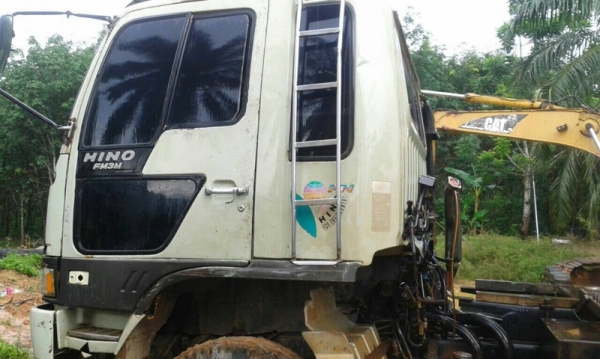 รถฮีโน่ 10 ล้อดั้ม FM3M เปลื่ยนเครื่อง P11  320 แรงม้า. / รถแบคโฮ CAT  320C  ( ขายคู่. )  สนใจติดต่อ 081 - 6079515