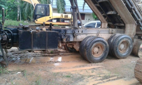 รถฮีโน่ 10 ล้อดั้ม FM3M เปลื่ยนเครื่อง P11  320 แรงม้า. / รถแบคโฮ CAT  320C  ( ขายคู่. )  สนใจติดต่อ 081 - 6079515