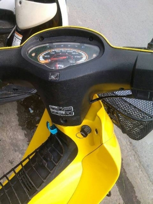 125r ปี47 เหลืองดำ ตาสเท้า แจเล็ก รถใส วิ่งน้อย 17,500 ยี่ห้อ : Honda สอบถาม 0869702941 สวย ใส วิ่งน้อย เครื่องเดิม เอกสารครบ รามคำแหง112