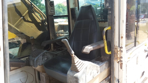 ขายรถแบคโฮ KOMATSU PC200-5 ซีเลียน 6xxxx เครื่องดี ปั๊มดี ไฟ้ฟ้าครบ แอร์เย็น คอนโทนสั้น ตัวดันจีน แทรคยาว 80 ซม. รถพร้อมใช้งาน โทร.0925768909