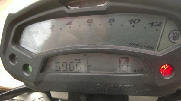 รถบ้าน DUCATI 795 วิ่งน้อย ใหม่กริ๊บ สวยเด่นจริง ขายถูก ต่อรองได้ รถบ้าน DUCATI 795 วิ่งน้อย ใหม่กริ๊บ สวยเด่นจริง ขายถูก ต่อรองได้