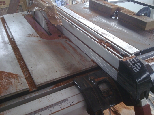 โต๊ะตัดพร้อมเร้าเตอร์ 1ตัว โต๊ะตัดพร้อมเร้าเตอร์ 1ตัว