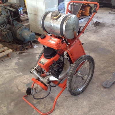 รถเข็นเครื่องพ่นยา เก่าญี่ปุ่น  MARUNAKA สภาพดีพร้อมใช้งาน เครื่องยนต์ติดง่าย มีมือโยกซ้าย-ขวาสำหรับกำหนดทิศทางการพ่น