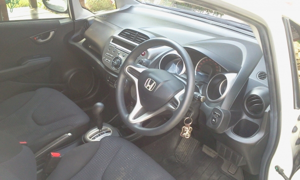 ขายถูก!!!   ฮอนด้า แจ๊ส ปลายปี 2010 สีขาว ออโต้  มือเดียว