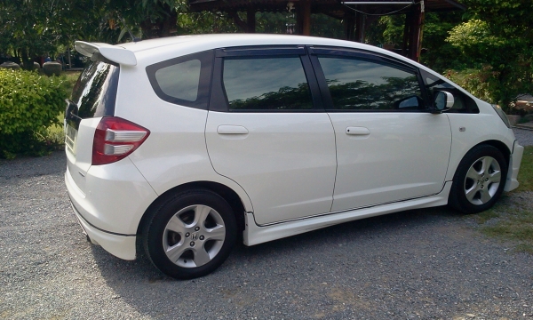 ขายถูก!!!   ฮอนด้า แจ๊ส ปลายปี 2010 สีขาว ออโต้  มือเดียว