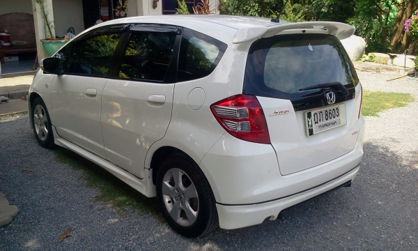 ขายถูก!!!   ฮอนด้า แจ๊ส ปลายปี 2010 สีขาว ออโต้  มือเดียว