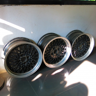 ล้อรังผึ้ง  2 ชิ้น แท้. ขอบ 15   มี  3  วง