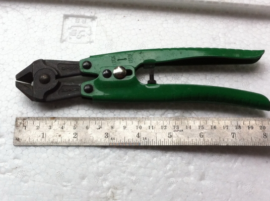 คีมตัดด้ามเขียวยาว ผลิตญี่ปุ่น มีการช่วยผ่อนแรงในการตัด มีปุ่มล๊อกได้ ปรับตั้งระยะการตัดได้ มือสองคัดแลัวสภาพสวย คม ตัวคีมแข็ง คีมตัดด้ามเขียวยาว ผลิตญี่ปุ่น มีการช่วยผ่อนแรงในการตัด มีปุ่มล๊อกได้ ปรับตั้งระยะการตัดได้ มือสองคัดแลัวสภาพสวย คม ตัวคีมแข็ง