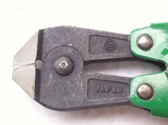 คีมตัดด้ามเขียวยาว ผลิตญี่ปุ่น มีการช่วยผ่อนแรงในการตัด มีปุ่มล๊อกได้ ปรับตั้งระยะการตัดได้ มือสองคัดแลัวสภาพสวย คม ตัวคีมแข็ง คีมตัดด้ามเขียวยาว ผลิตญี่ปุ่น มีการช่วยผ่อนแรงในการตัด มีปุ่มล๊อกได้ ปรับตั้งระยะการตัดได้ มือสองคัดแลัวสภาพสวย คม ตัวคีมแข็ง