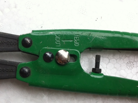 คีมตัดด้ามเขียวยาว ผลิตญี่ปุ่น มีการช่วยผ่อนแรงในการตัด มีปุ่มล๊อกได้ ปรับตั้งระยะการตัดได้ มือสองคัดแลัวสภาพสวย คม ตัวคีมแข็ง คีมตัดด้ามเขียวยาว ผลิตญี่ปุ่น มีการช่วยผ่อนแรงในการตัด มีปุ่มล๊อกได้ ปรับตั้งระยะการตัดได้ มือสองคัดแลัวสภาพสวย คม ตัวคีมแข็ง