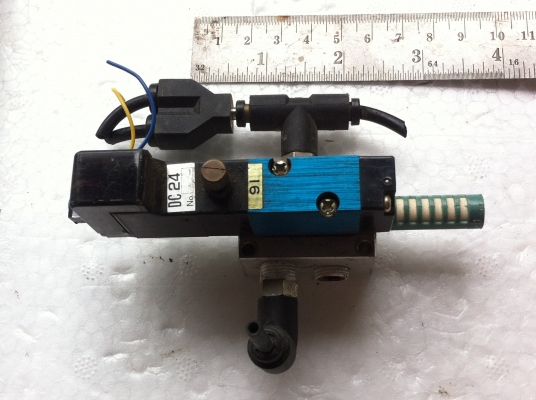 (สามารถต่อให้ใช้ได้เลยฟรี) วาล์วลมไฟฟ้าชนิด 5/2 ยี่ห้อ KURODA ควบคุมทิศทางการไหลของลมด้วยไฟฟ้าDC 24 V.