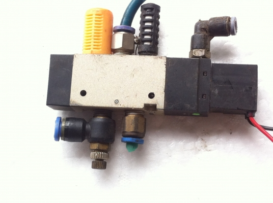 (สามารถต่อให้ใช้ได้เลยฟรี) วาล์วลมไฟฟ้าชนิด 5/2 ยี่ห้อ KURODA ควบคุมทิศทางการไหลของลมด้วยไฟฟ้าDC 24 V.