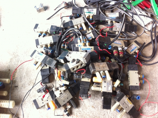 (สามารถต่อให้ใช้ได้เลยฟรี) วาล์วลมไฟฟ้าชนิด 5/2 ยี่ห้อ KURODA ควบคุมทิศทางการไหลของลมด้วยไฟฟ้าDC 24 V.