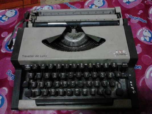 เครื่องพิมพ์ดีด โอลิมเปีย ตามรูป  ใช้ได้