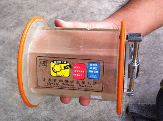 เครื่องขัดเครื่องประดับแบบลูกล้อหมุนกลิ้งพร้อมลูกขัดในกล่องหมุนรูป 6 เหลี่ยม เครื่องขัดเครื่องประดับแบบลูกล้อหมุน เครื่องขัดเครื่องประดับแบบลูกล้อหมุนกลิ้งพร้อมลูกขัดในกล่องหมุนรูป 6 เหลี่ยม เครื่องขัดเครื่องประดับแบบลูกล้อหมุน