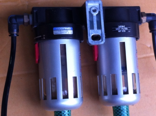 ชุดดักฝุ่นและดักน้ำในระบบลม ยี่ห้อ KOGONEI แบบสองกระเปราะอันแรกดักฝุ่นและอันที่สองดักน้ำ