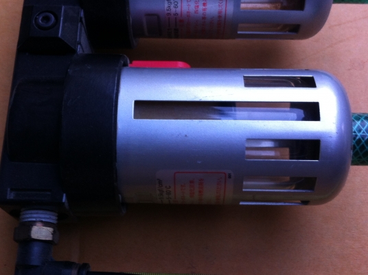 ชุดดักฝุ่นและดักน้ำในระบบลม ยี่ห้อ KOGONEI แบบสองกระเปราะอันแรกดักฝุ่นและอันที่สองดักน้ำ