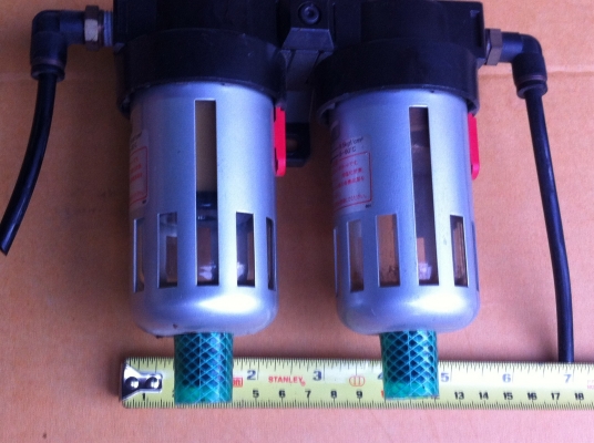 ชุดดักฝุ่นและดักน้ำในระบบลม ยี่ห้อ KOGONEI แบบสองกระเปราะอันแรกดักฝุ่นและอันที่สองดักน้ำ