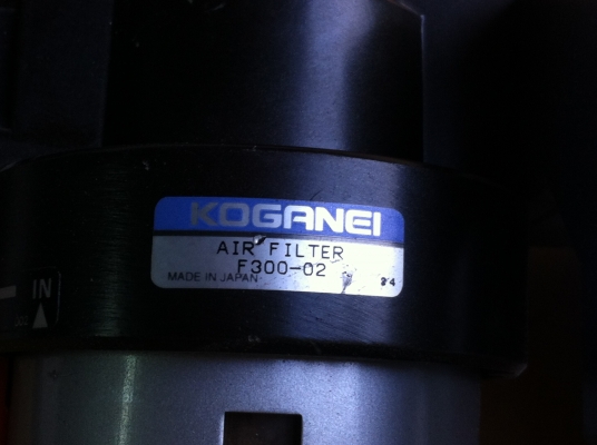 ชุดดักฝุ่นและดักน้ำในระบบลม ยี่ห้อ KOGONEI แบบสองกระเปราะอันแรกดักฝุ่นและอันที่สองดักน้ำ