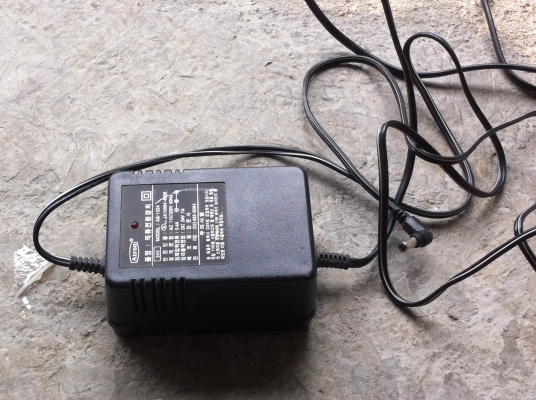 หม้อแปลงไฟจาก 100-220 V. ลงเหลือเป็นขนาด 24 V.  1 A. สภาพดีทุกตัวเช็ดและลองแล้ว