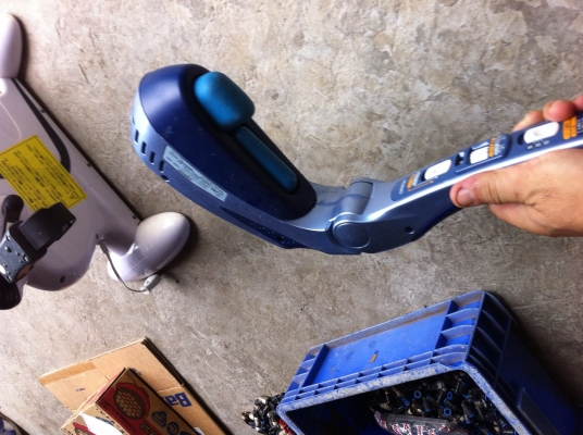 เครื่องนวด ยี่ห้อ omron เป็นเครื่องนวดแบบทุบตามจุดต่างๆของร่างกาย มีปุ่มนวดทุบสองอันเลือกได้