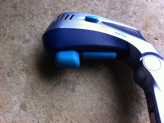 เครื่องนวด ยี่ห้อ omron เป็นเครื่องนวดแบบทุบตามจุดต่างๆของร่างกาย มีปุ่มนวดทุบสองอันเลือกได้